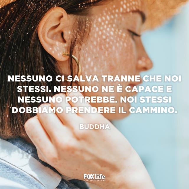 Nessuno ci salva tranne noi stessi Profilo di una donna con un cappello