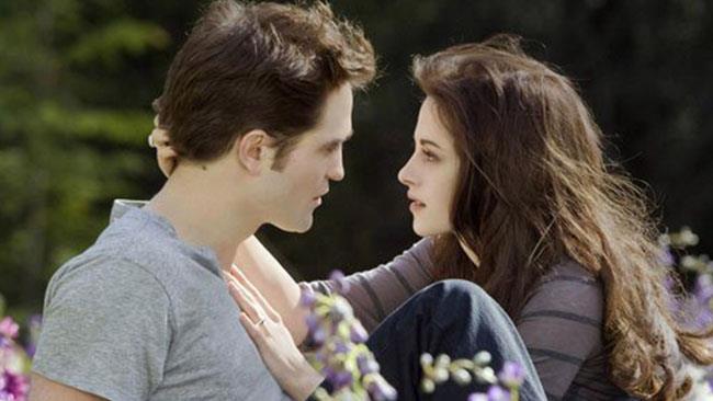 10 anni di Twilight: le scene imperdibili Edward e Bella si guardano nella radura