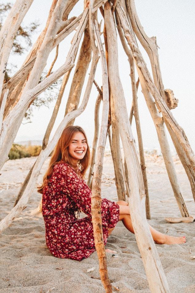Abito colori pastello Ragazza in spiaggia con abito estivo