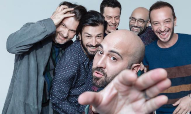 Il testo e il video di Amore che torni I Negramaro, con Giuliano Sangiorgi davanti e la mano in primo piano