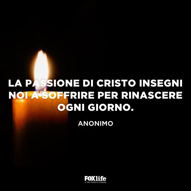 Frase passione di Cristo Candela accesa nell'oscurità