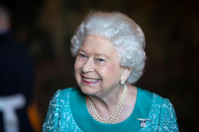 La Regina Elisabetta offre lavoro come lavapiatti a Buckingham Palace La Regina Elisabetta