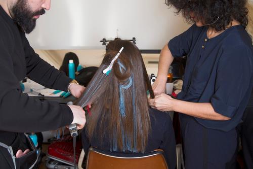 Capelli scuri Capelli scuri con ciocche blu