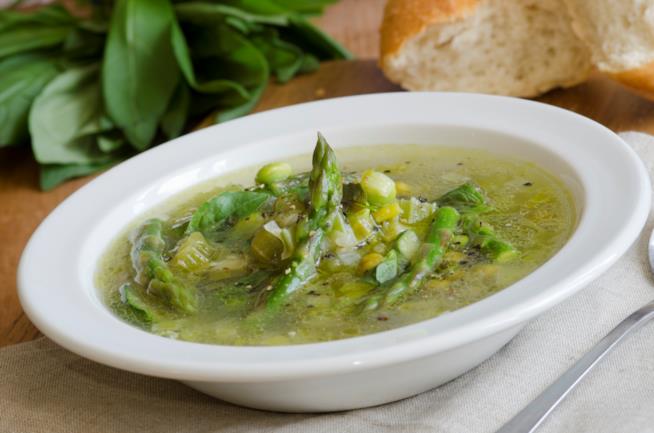 Zuppa con le fave, la cipolla, la pancetta e il prosciutto Zuppa con le fave e la cipolla