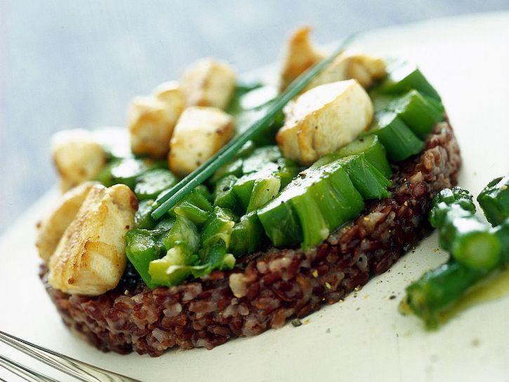 Riso con asparagi e pollo Primo piatto con riso rosso, verdura e carne