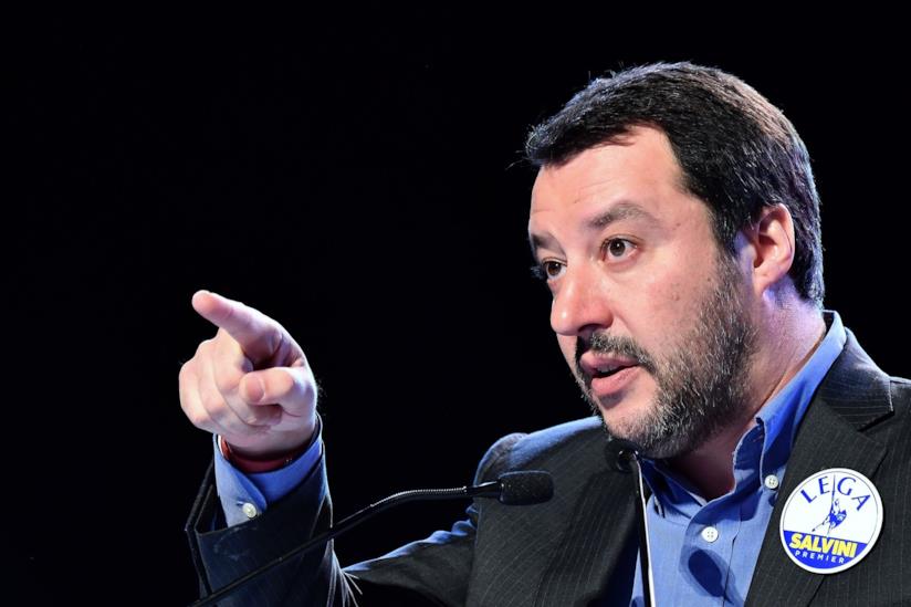 Cartello anti-Salvini, lui posta la foto e parte la gogna social Salvini