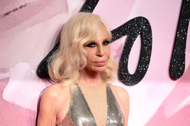 Versace elimina le pellicce Donatella Versace a un evento