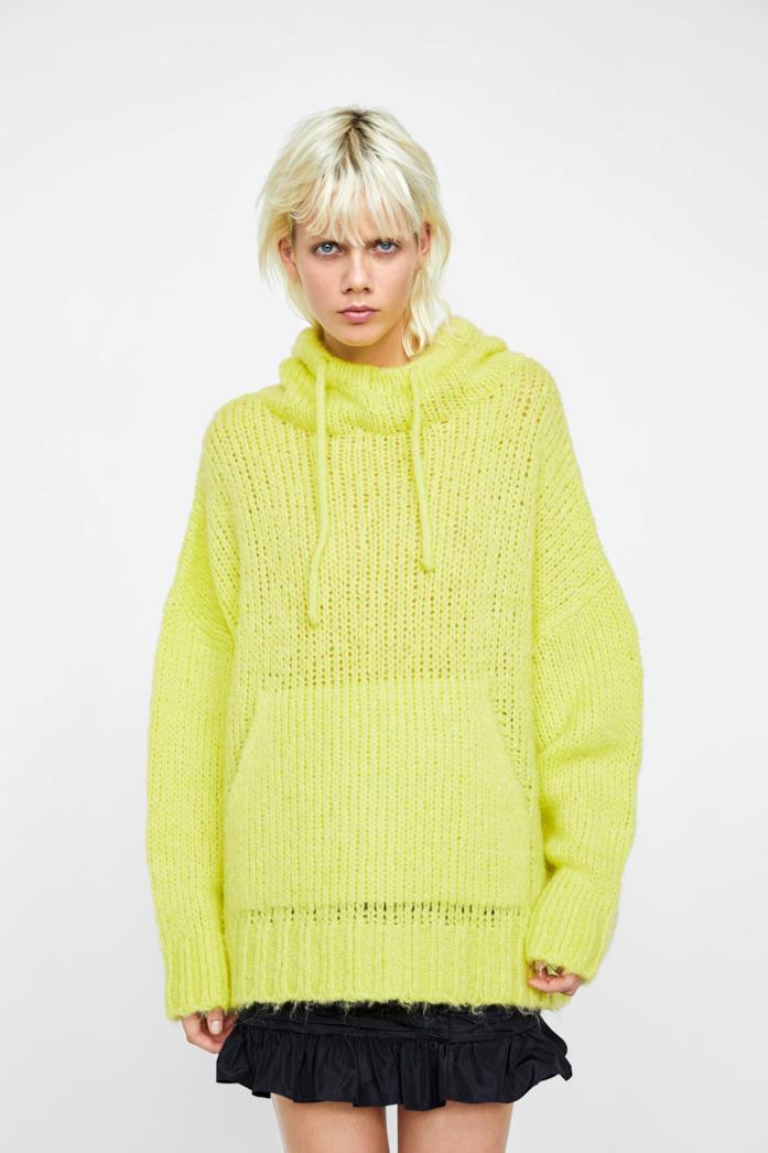 Maglia Zara oversize con cappuccio e tasche applicate a marsupio 59% acrilico, 19% poliestere, 14% lana, 8% mohair Maglia Zara oversize con cappuccio e tasche frontali 59% acrilico, 19% poliestere, 14% lana, 8% mohair