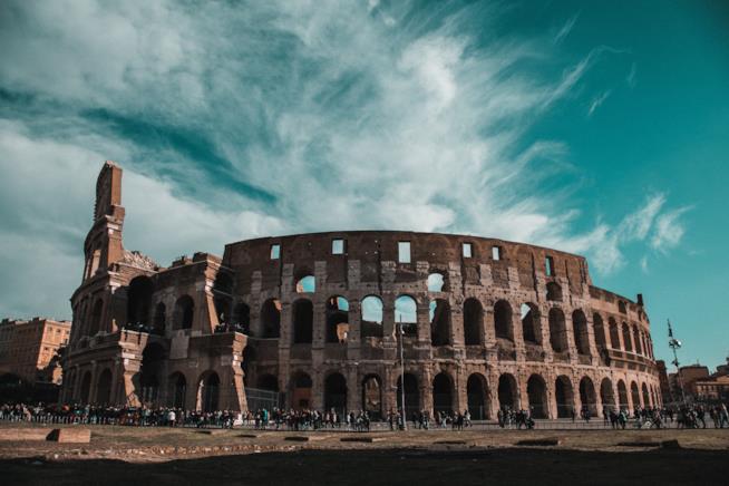 Previsioni meteo weekend 4-5 maggio: consigli su cosa fare Nuvole sul Colosseo