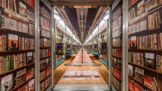 Audiobook gratuiti nella metropolitana di Pechino Un vagone della metropolitana di Pechino