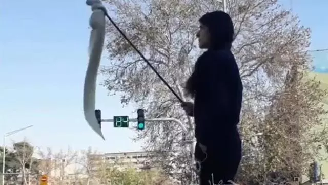 Le donne contro il velo in Iran rischiano fino a 10 anni di carcere Una donna manifesta contro il velo