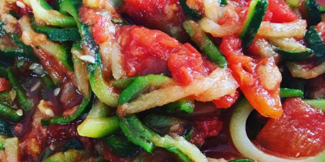 Spaghetti di zucchine al sugo Gli spaghetti di zucchine al pomodoro