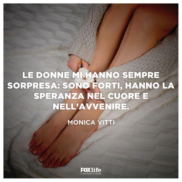 Citazione Monica Vitti Donna con le braccia intorno alle gambe nude