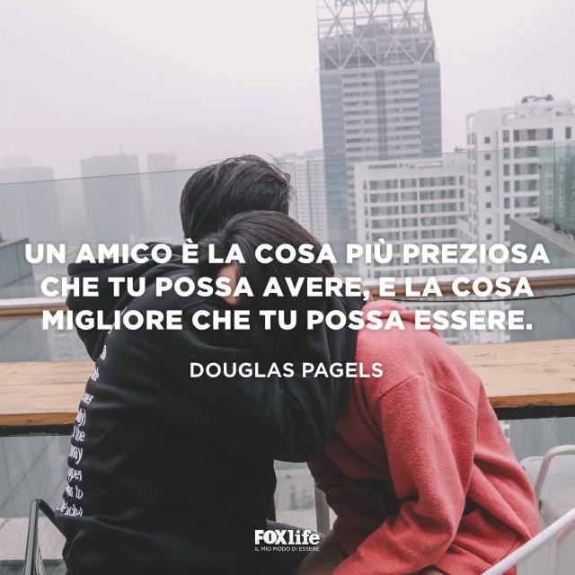 Frase Pagels Amici abbracciati