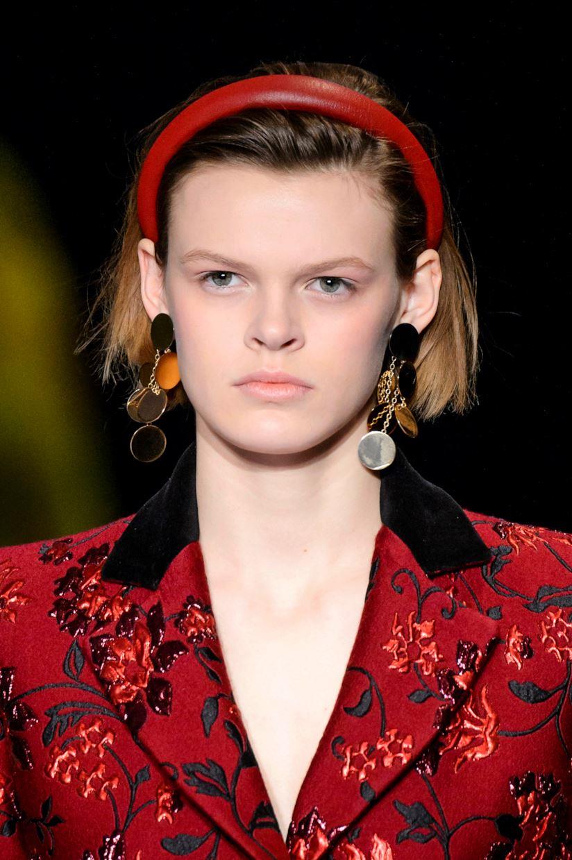 Capelli con cerchietto Capelli corti raccolti