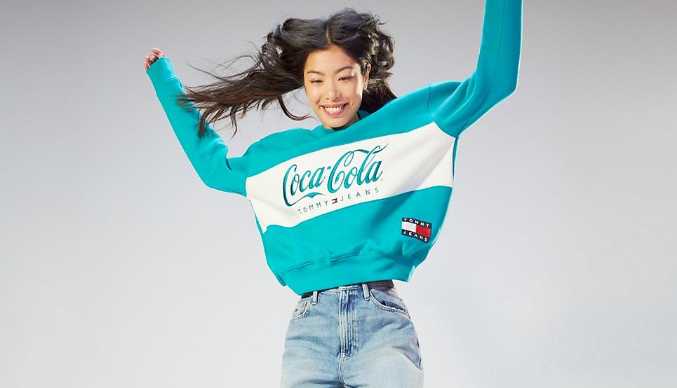 Un modello della collezione Tommy Hilfiger x Coca Cola