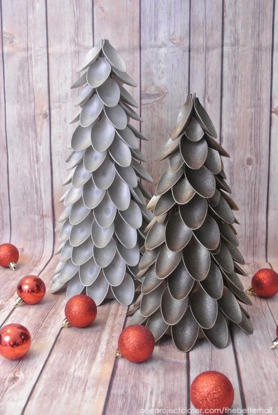 Albero di Natale di plastica Albero di Natale creato con cucchiai di plastica