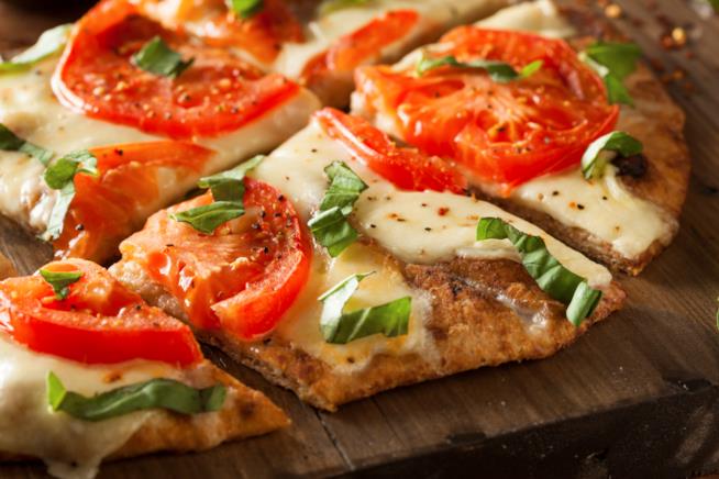 Carica le foto dei tuoi piatti migliori per vincere una cooking class con Chiara Maci di #VitadaFoodblogger grazie a FoxLife e Asciugoni Regina Una pizza margherita