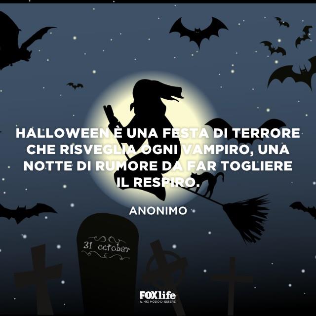 Halloween festa di terrore Illustrazione di una strega che vola nel cielo notturno