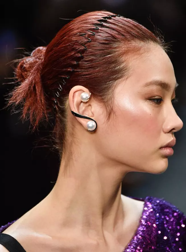 Prabal Gurung alla NYFW 2018 Cerchietto a pettine nel look di Gurung