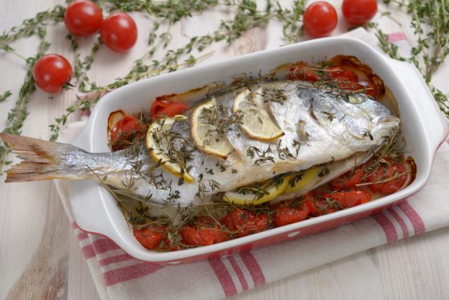Orata al forno con pomodorini e zucchine Orata al forno con verdure