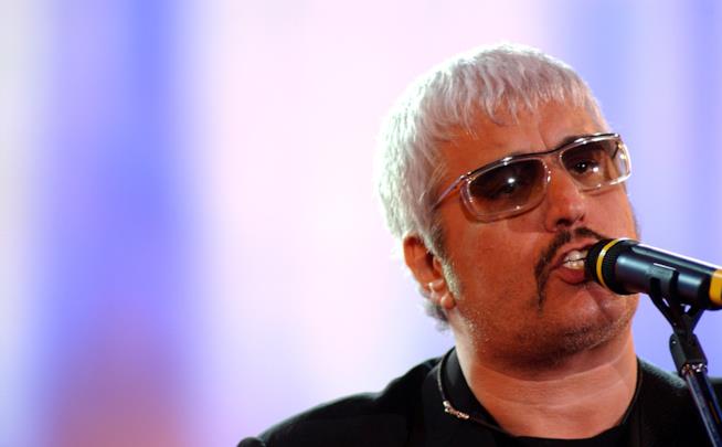 L'omaggio della musica italiana a Pino Daniele Pino Daniele, davanti al microfono, indossa degli occhiali da sole