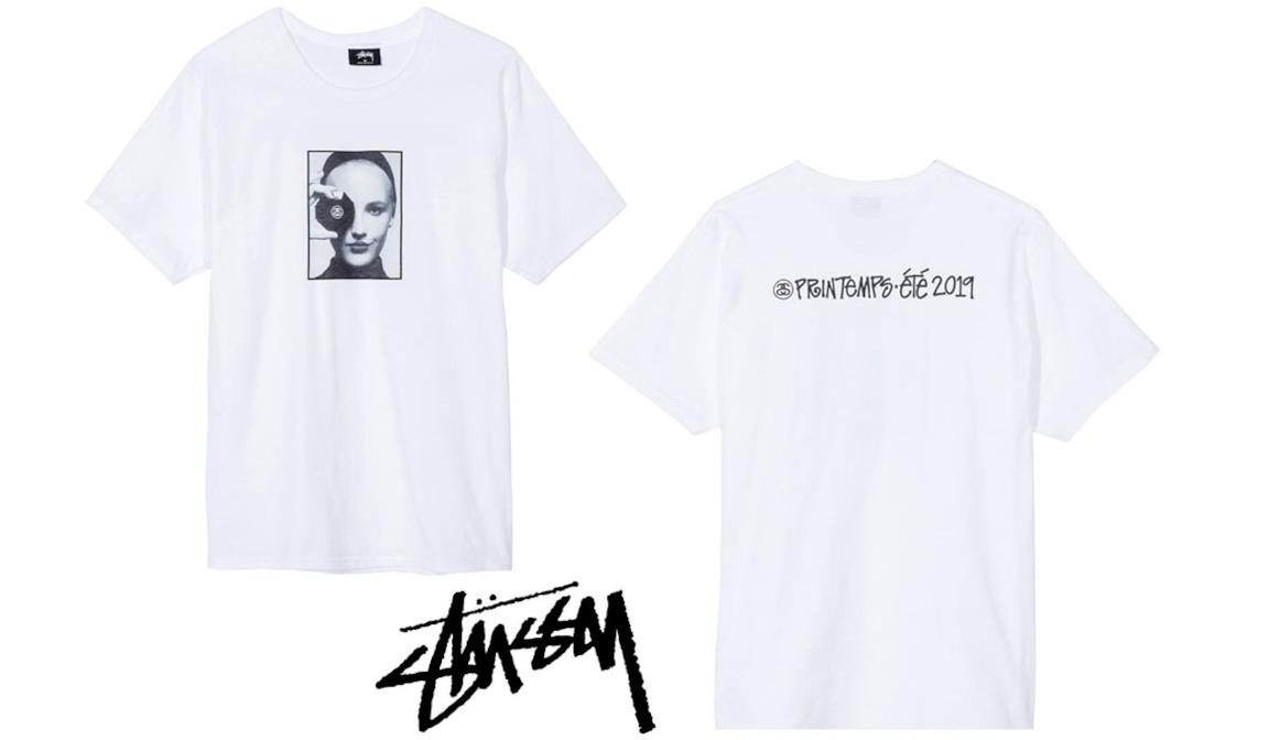 Stüssy per Karl Lagerfeld: una t-shirt grafica per omaggiare il designer