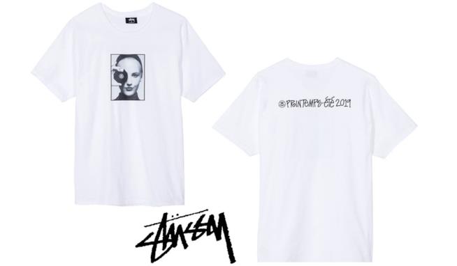 La nuova t-shirt proposta da Stüssy per la nuova collezione Spring 2019 Stüssy per Karl Lagerfeld: una t-shirt grafica per omaggiare il designer
