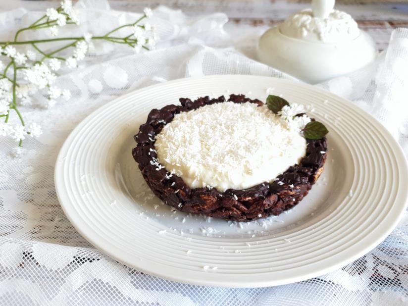 Crostata al cocco Dolce con cioccolato e crema