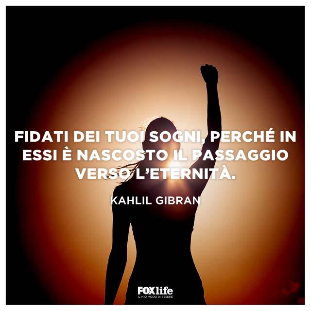 Citazione Gibran Ragazza con il braccio alzato