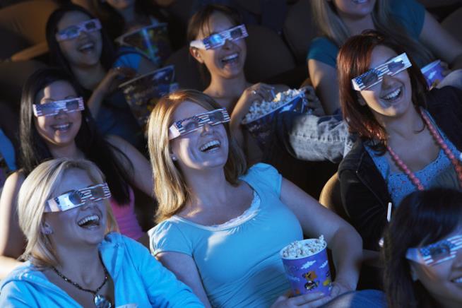 Pubblico femminile al cinema Un'immagine di un gruppo di donne in sala