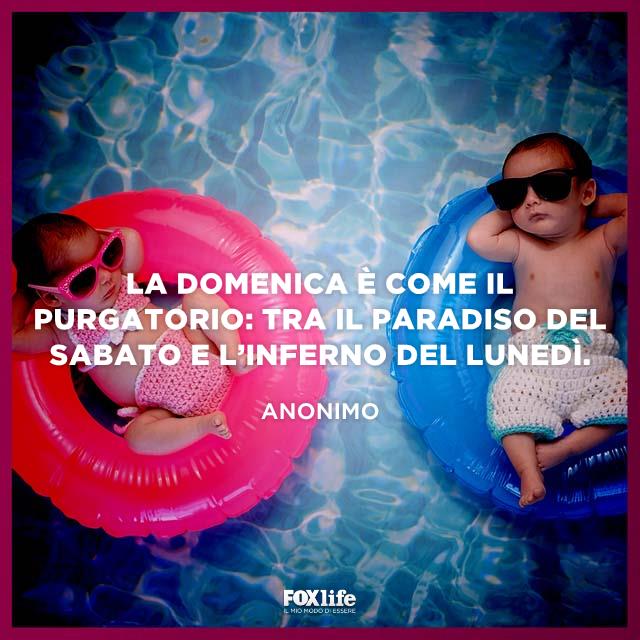 La domenica è come il purgatorio Bambini in piscina su salvaggenti