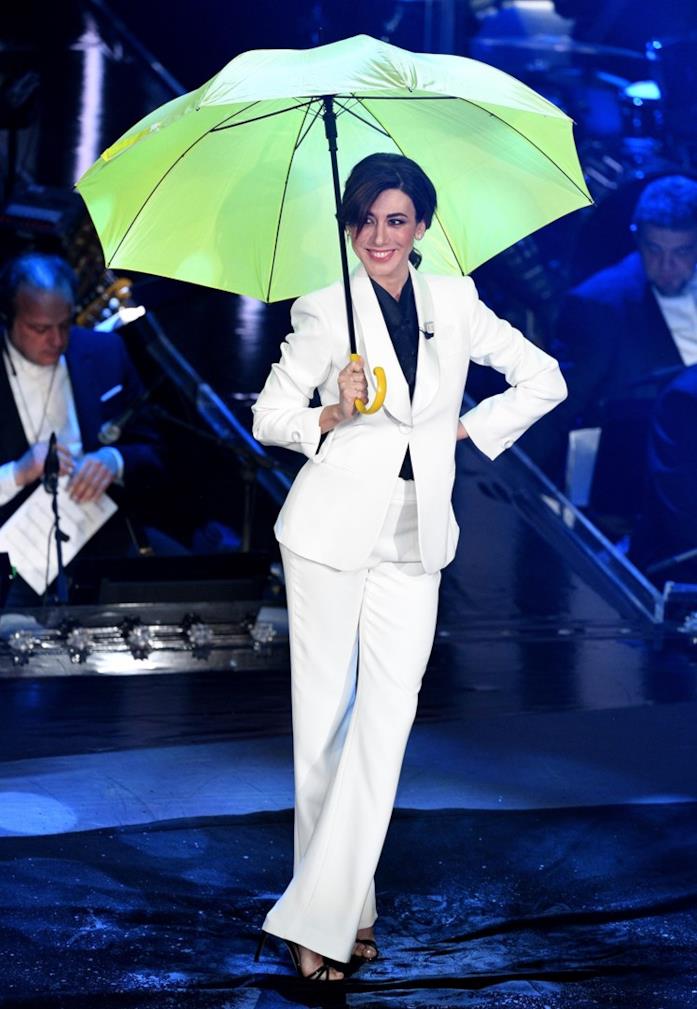 Sanremo 2019: cosa ha indossato Virginia Raffaele Il look total white di Virginia Raffaele alla finale di Sanremo