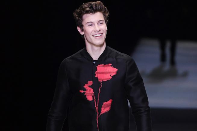 La sfilata di Armani alla Milano Fashion Week, tra samurai e Shawn Mendes Shawn Mendes sfila per Armani alla Milano Fashion Week