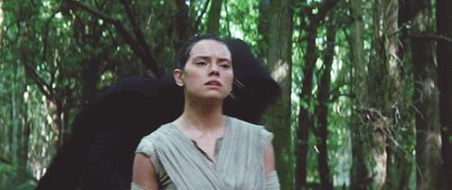 Kylo tramortisce Rey in Il risveglio della Forza Adam Driver e Daisy Ridley in Star Wras: Il risveglio della Forza