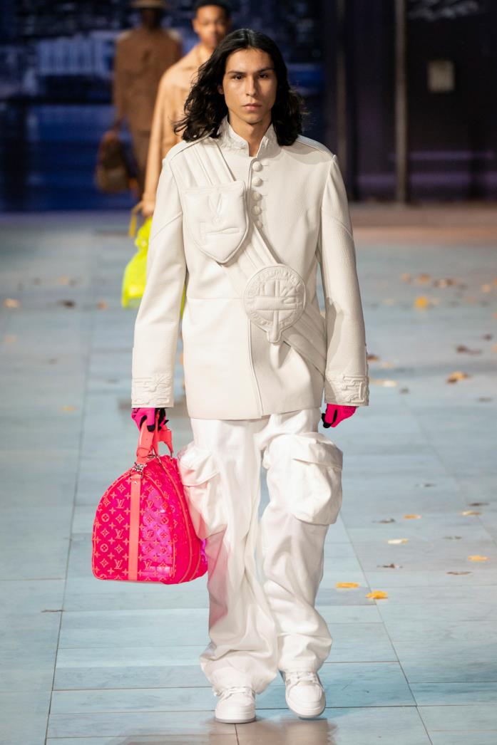 Pink fluo Bag Louis Vuitton Menswear Fall/Winter 2019-2020 Modella che sfila con borsa rosa fluo di Louis Vuitton Menswear Fall/Winter 2019-2020