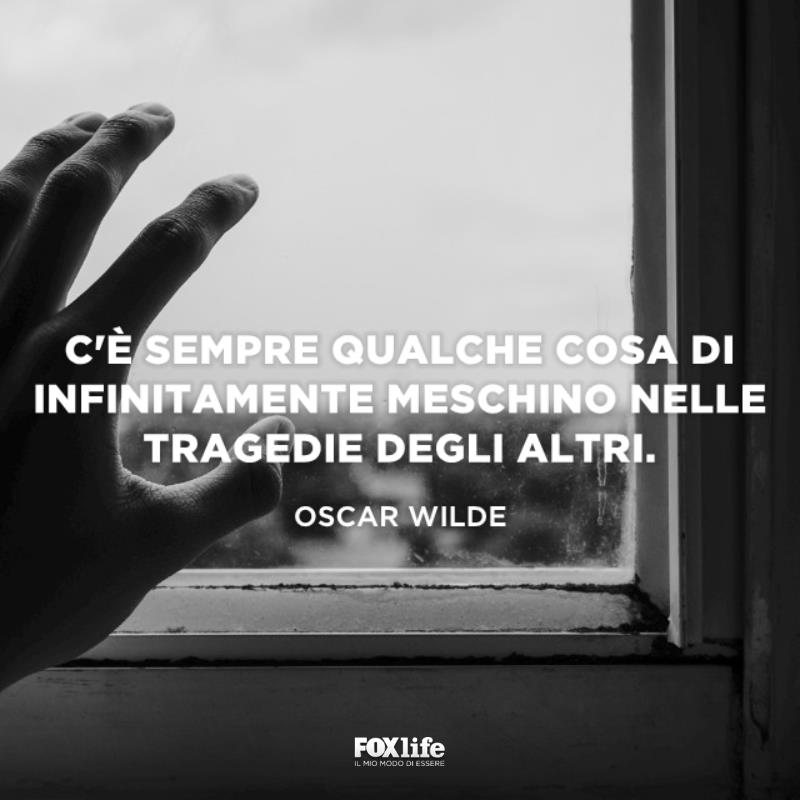 Frase tragedie Mano su un vetro