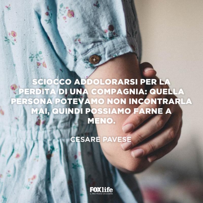 Frase amicizia Ragazza di spalle a braccia conserte