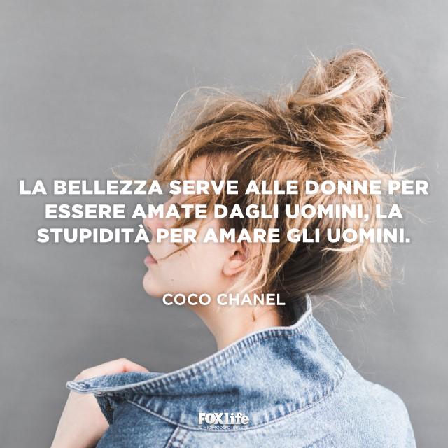 Frase Chanel Ragazza di profilo