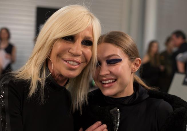 Gigi Hadid e il tributo a Versace per Vogue Germany Gigi Hadid e Donatella Versace