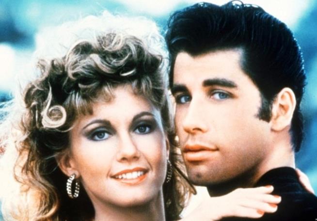 Sandy e Danny si baciano nel finale di Grease dopo 40 anni Un'immagine di Grease