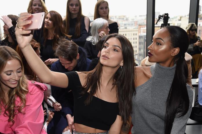 Boom di ombelicoplastica per imitare Emily Ratajkowski Emily Ratajkowskin che fa si fa un selfie