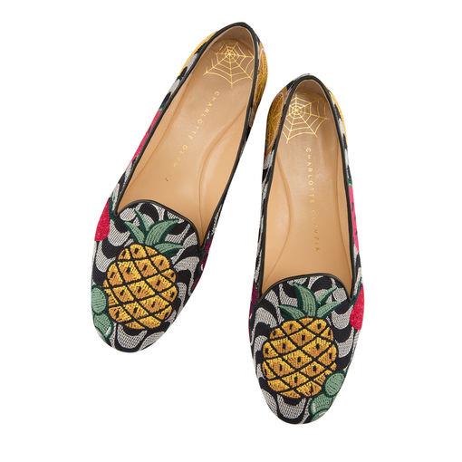 Scarpe con stampa ananas di tendenza per l'estate 2018 Con la stampa della frutta, le scarpe di moda per l'estate 2018