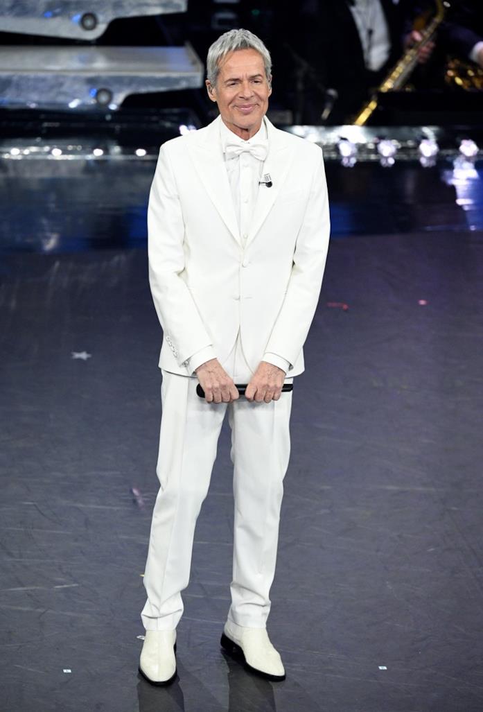 Claudio Baglioni con un completo total white Claudio Baglioni in total white