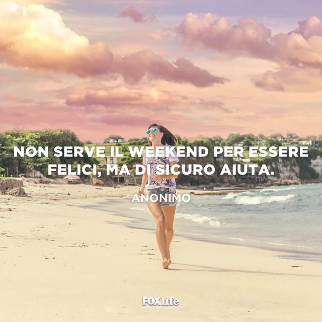 Weekend è felicità Ragazza cammina felice in spiaggia