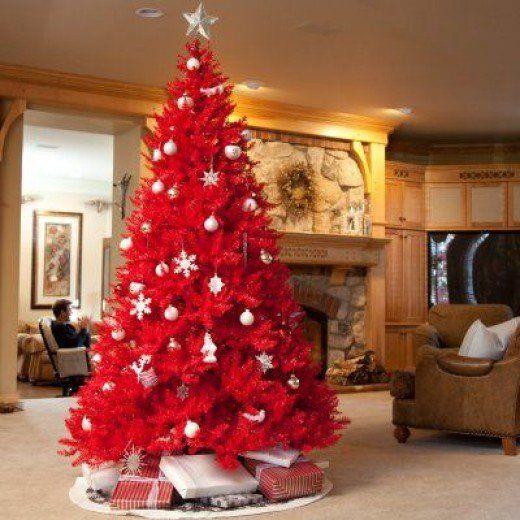 Albero rosso Albero rosso con addobbi bianchi