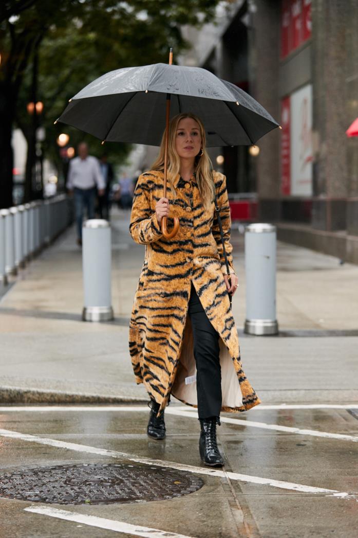 Cappottino animalier indossato con look nero Cappottino animalier, pantaloni neri e anfibi