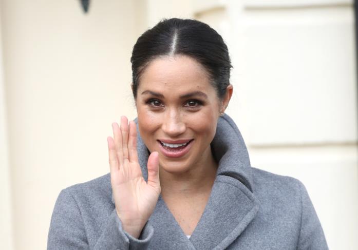 Meghan Markle regina di stile in gravidanza: come copiarle il look Meghan Markle saluta