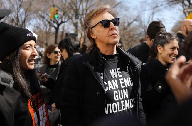 Paul McCartney ha ricordato John Lennon durante la recente marcia contro le armi Paul McCartney durante la marcia contro le armi