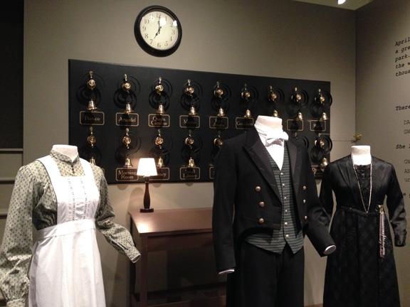 I costumi di scena di Downton Abbey Una foto da una mostra su Downton Abbey